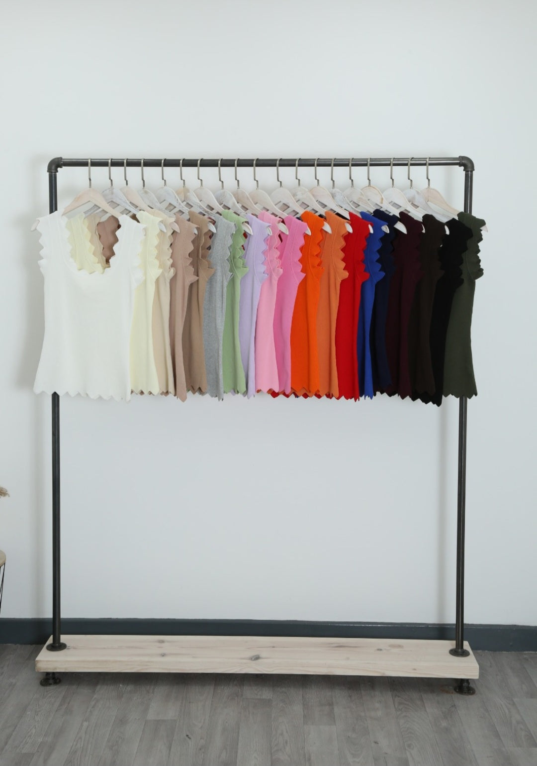Scollap edge knit vest